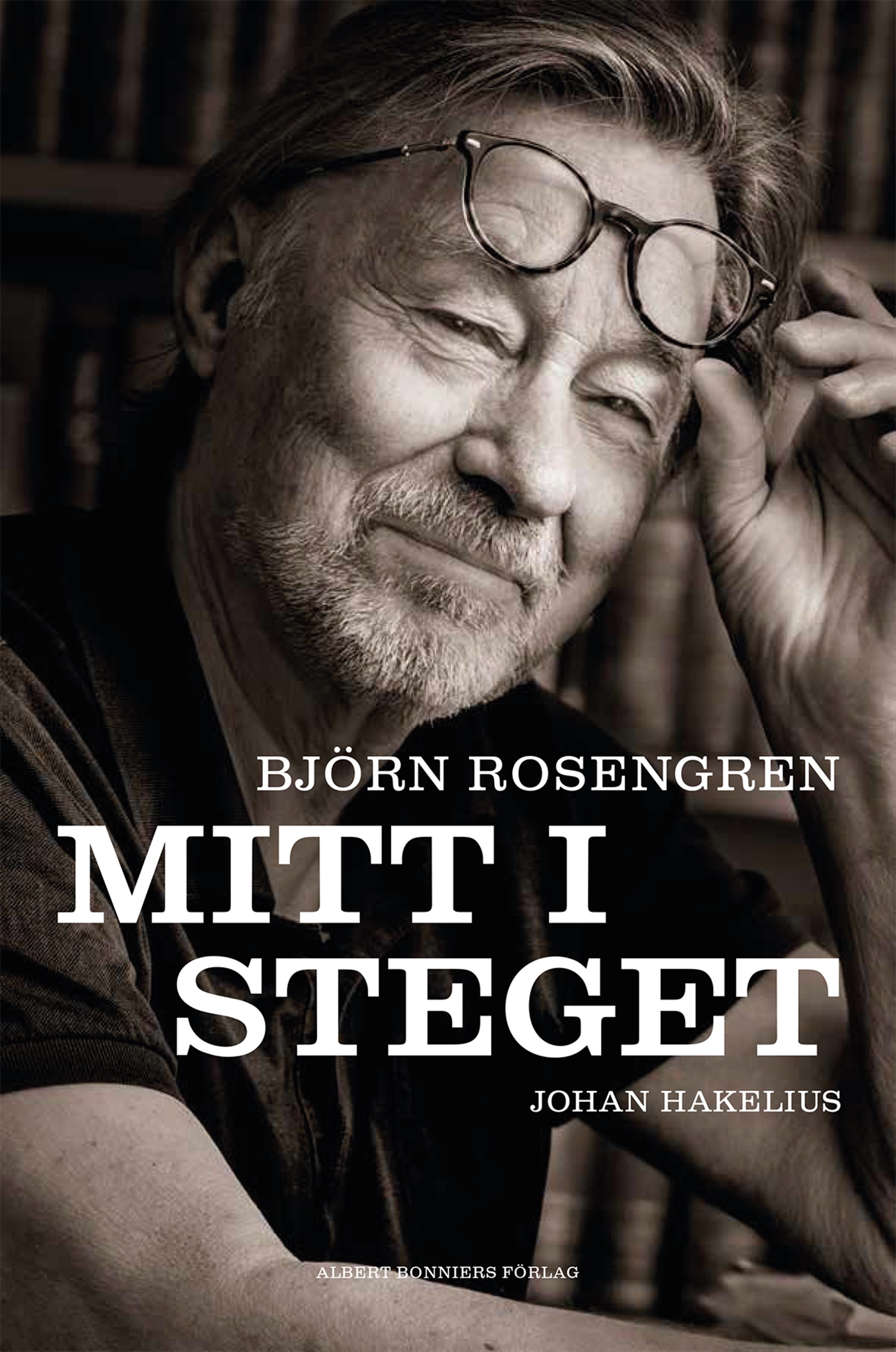 Omslag: Mitt i steget