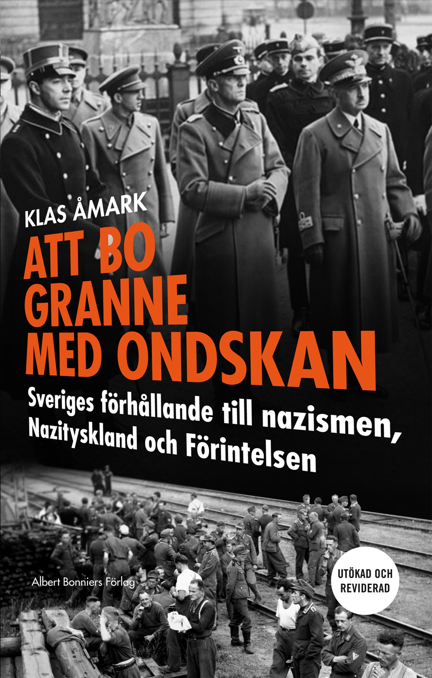 Omslag: Att bo granne med ondskan : Sveriges förhållande till nazismen, Nazityskland och Förintelsen