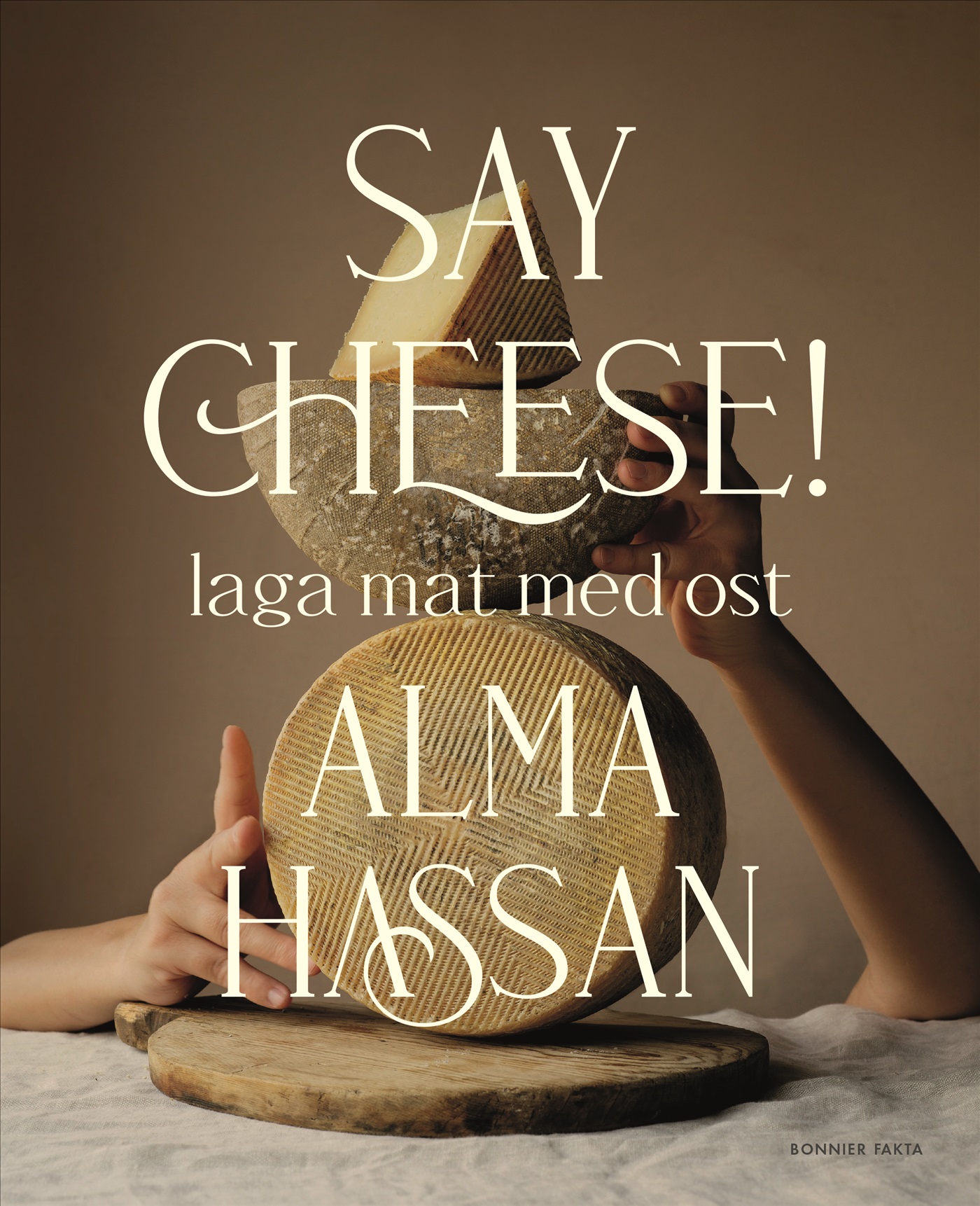 Omslag: Say cheese : laga mat med ost