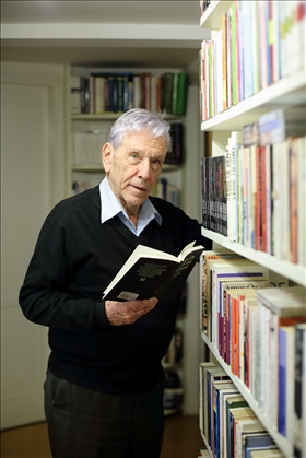 Amos Oz
