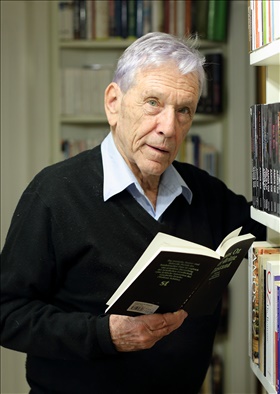 Amos Oz